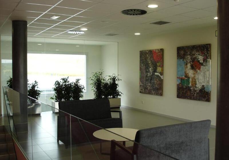 هتل Villa De Los Arcos