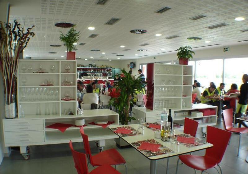 هتل Villa De Los Arcos