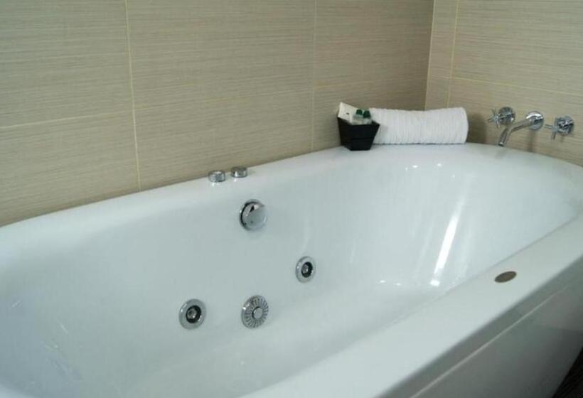 Отель Puerta De San Antonio