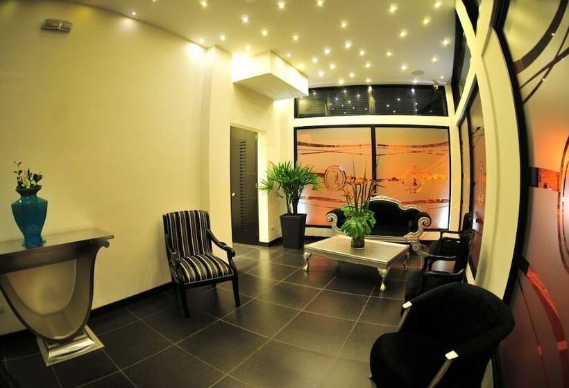 Отель Puerta De San Antonio