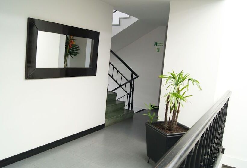 Отель Puerta De San Antonio