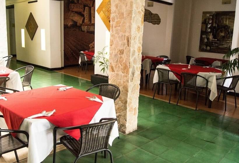 Отель Puerta De San Antonio