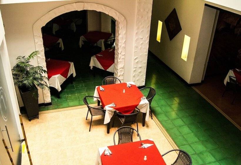 Отель Puerta De San Antonio