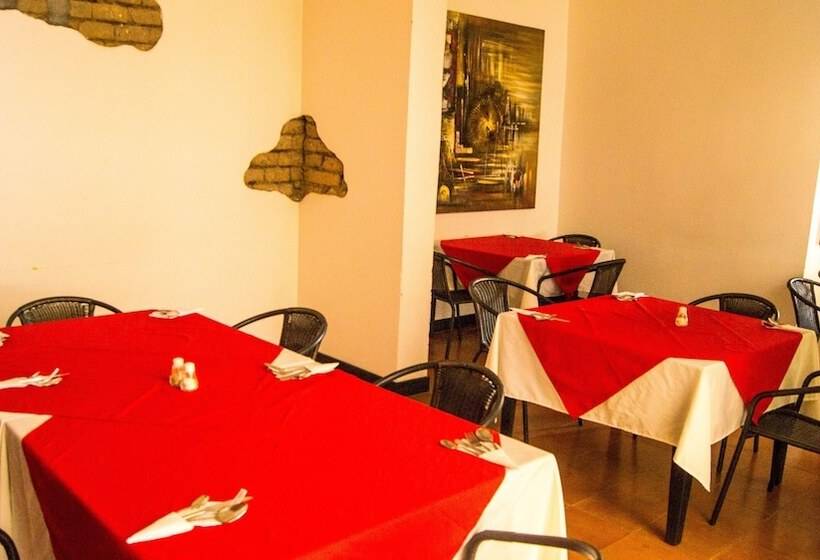 Отель Puerta De San Antonio