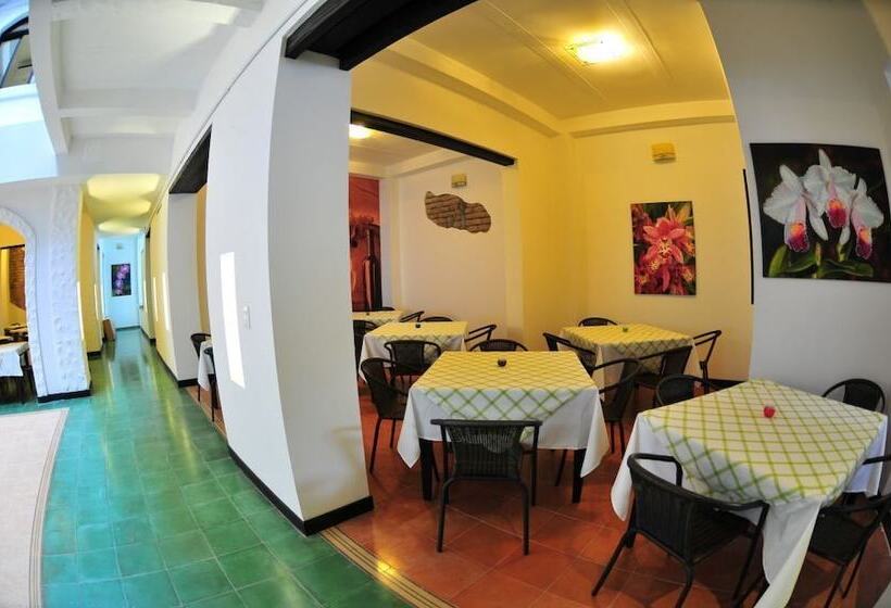 Отель Puerta De San Antonio