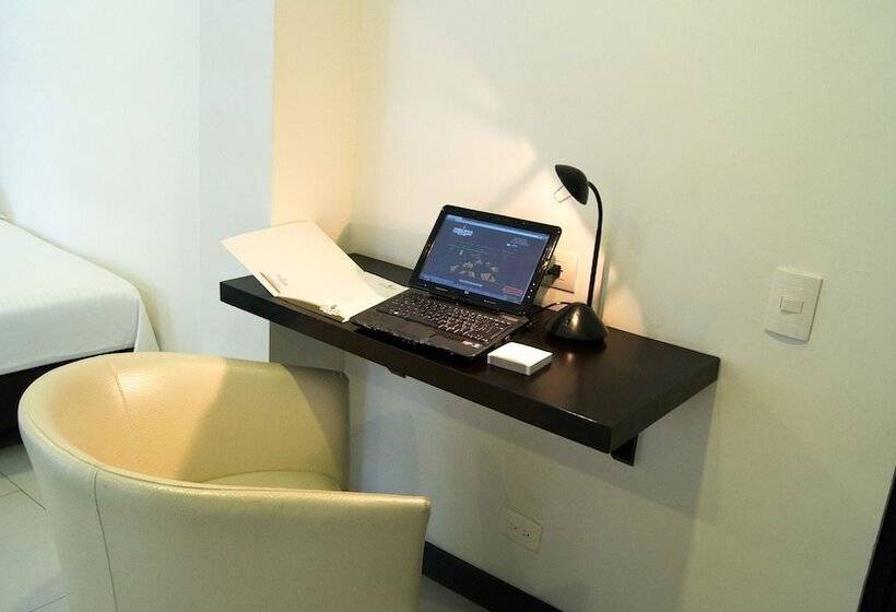 Отель Puerta De San Antonio