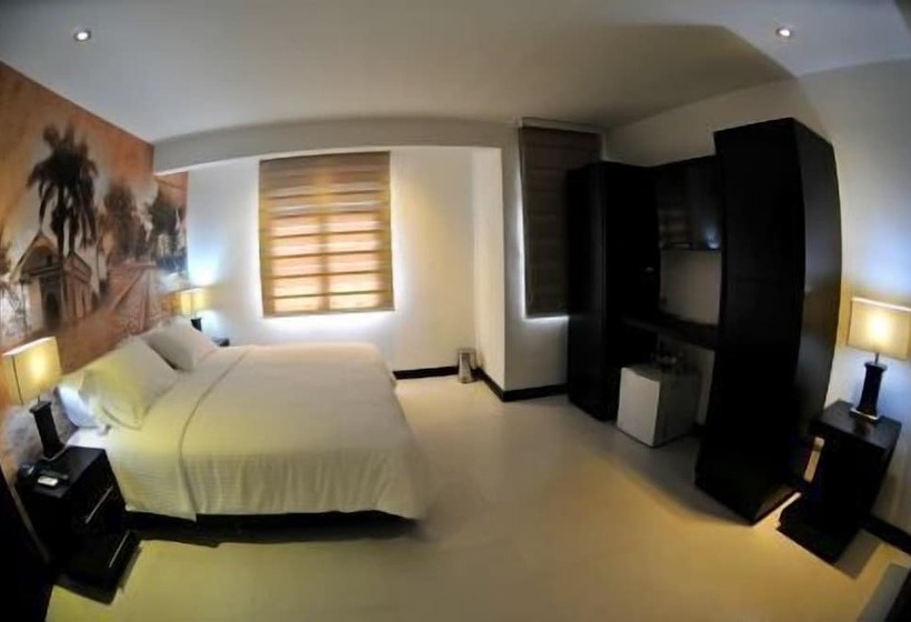 Отель Puerta De San Antonio