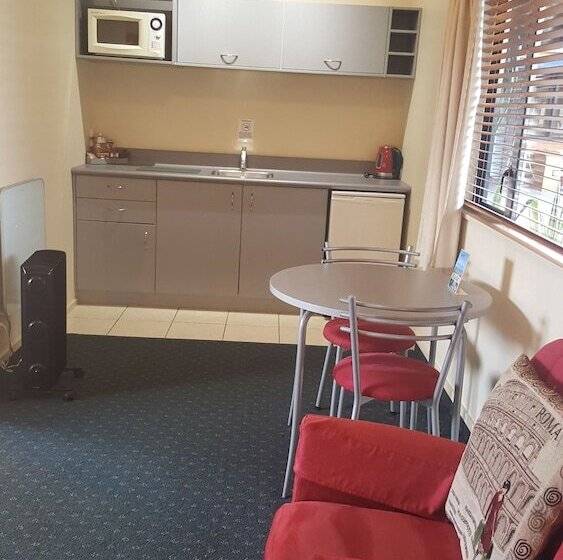 호텔 At The Rocks Motor Lodge