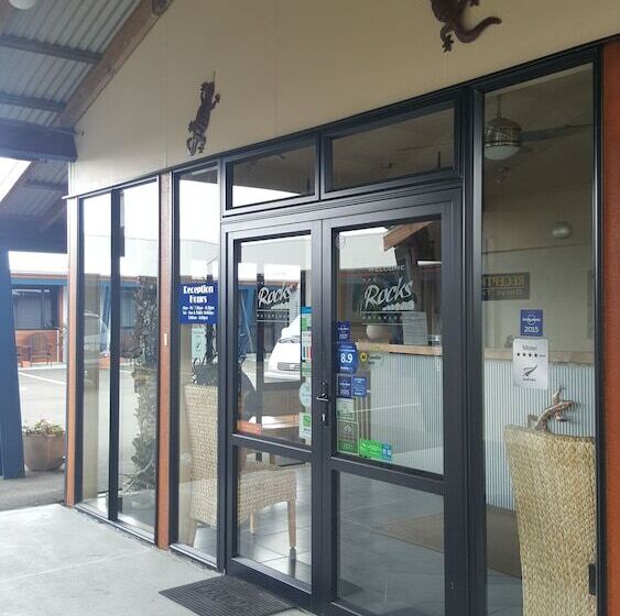 호텔 At The Rocks Motor Lodge