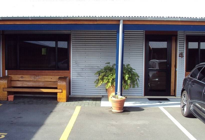 호텔 At The Rocks Motor Lodge