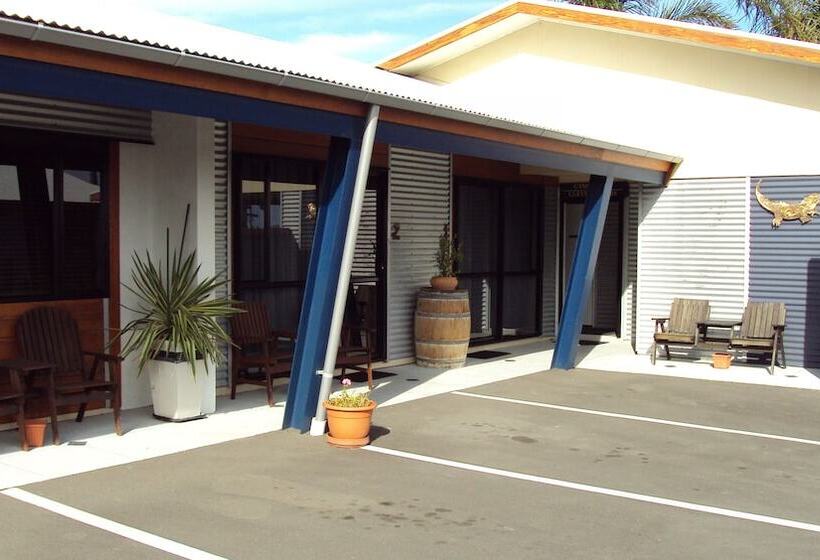 호텔 At The Rocks Motor Lodge