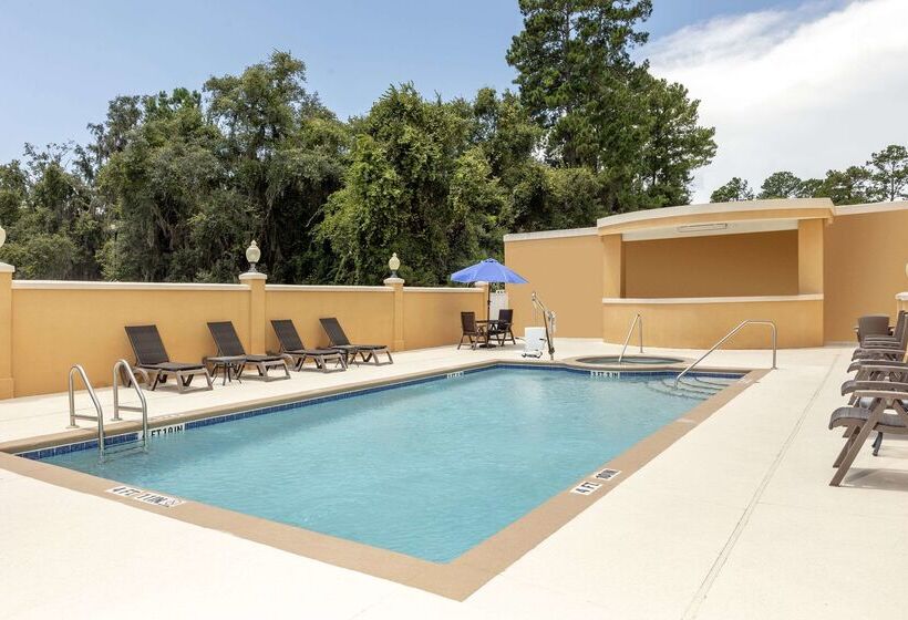 בית מלון כפרי Comfort Suites Lake City