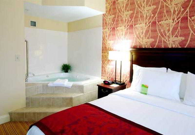 هتل Courtyard By Marriott Hickory