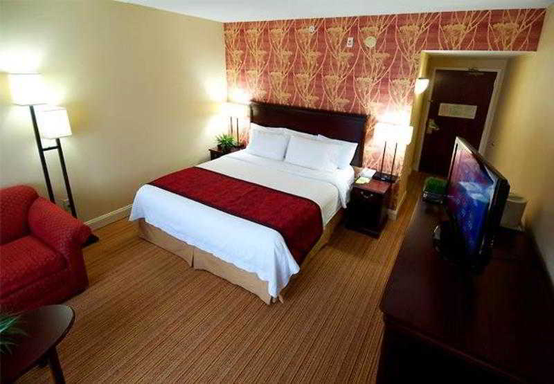 هتل Courtyard By Marriott Hickory