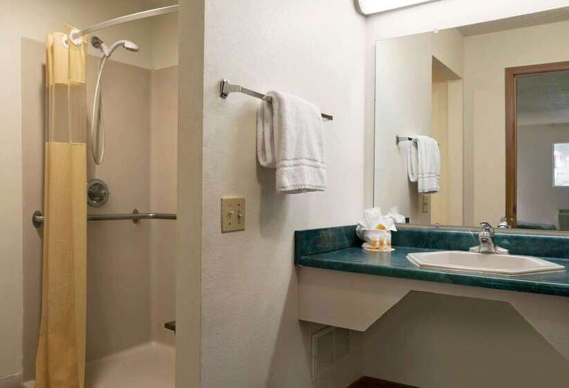 Отель Days Inn By Wyndham Huntington