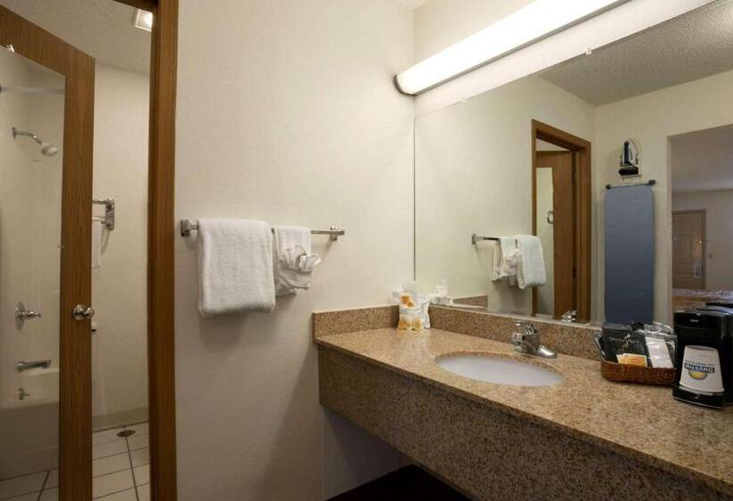 Отель Days Inn By Wyndham Huntington