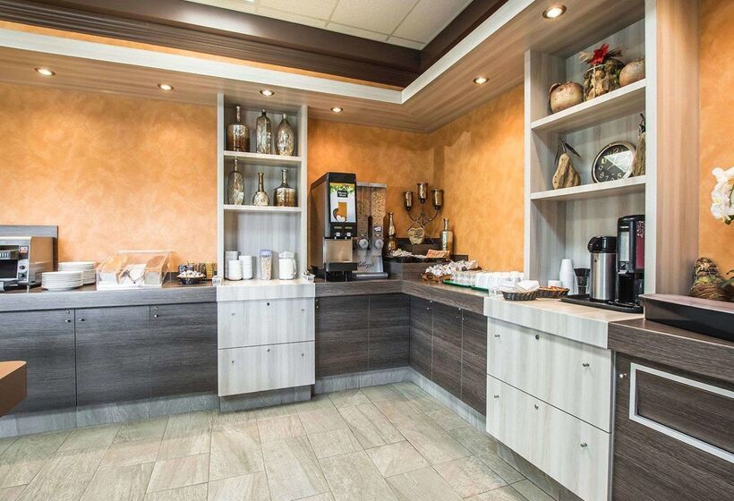 ホテル Econo Lodge Inn & Suites