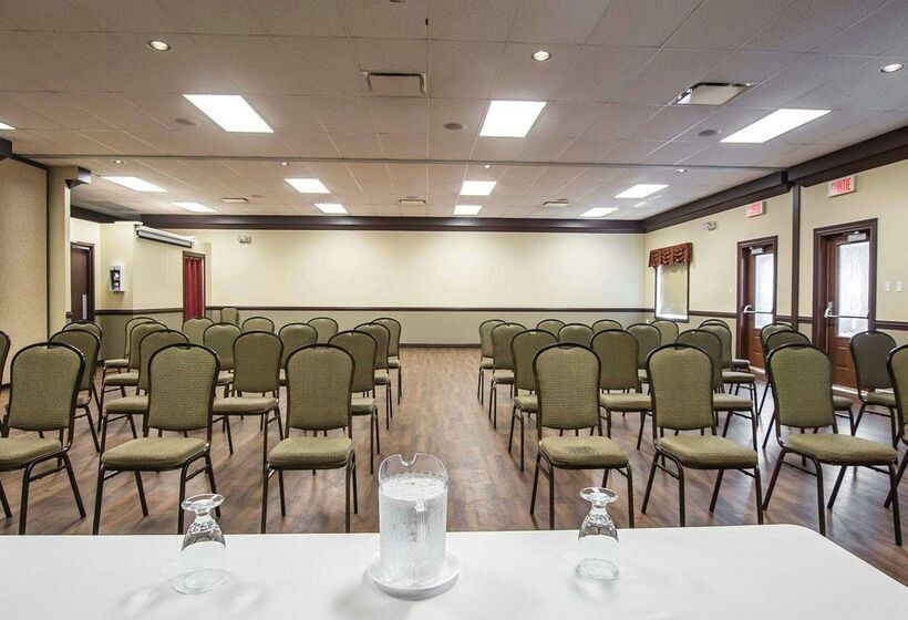 ホテル Econo Lodge Inn & Suites