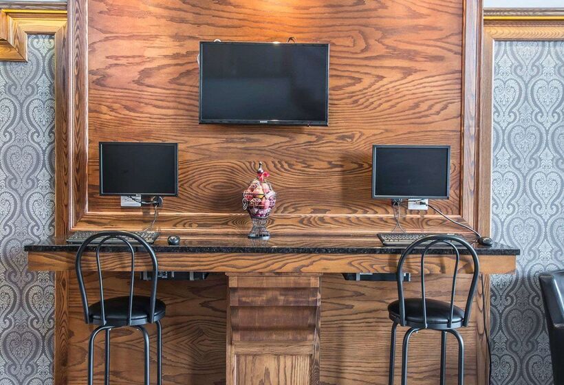 ホテル Econo Lodge Inn & Suites