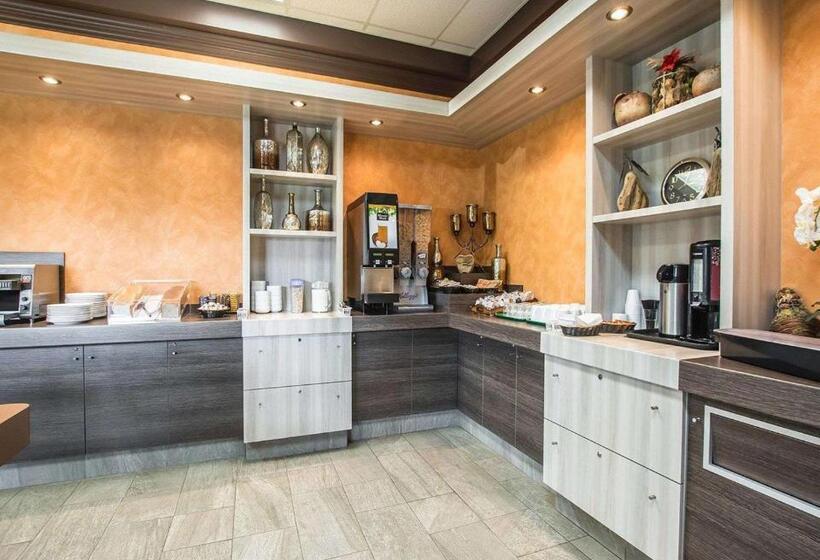 ホテル Econo Lodge Inn & Suites