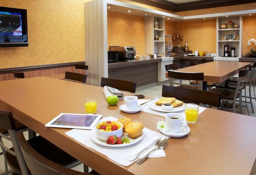 ホテル Econo Lodge Inn & Suites