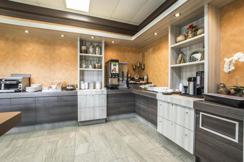 ホテル Econo Lodge Inn & Suites