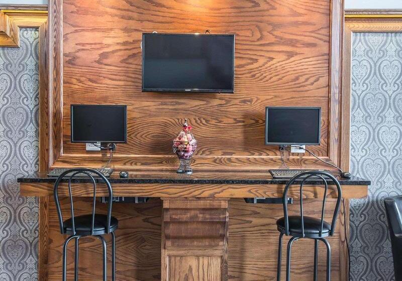 ホテル Econo Lodge Inn & Suites