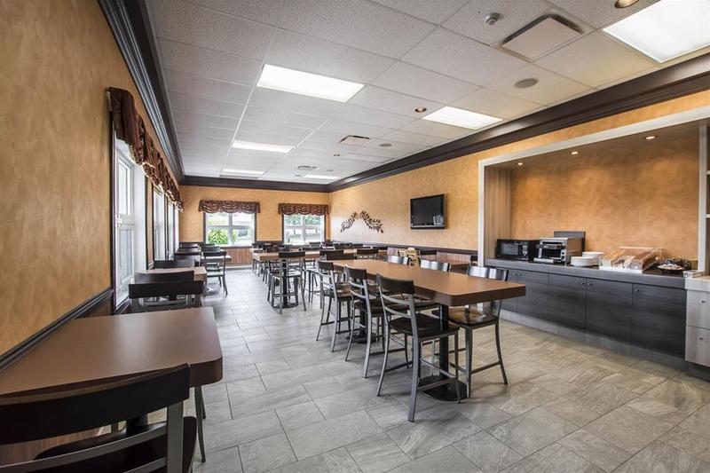 ホテル Econo Lodge Inn & Suites