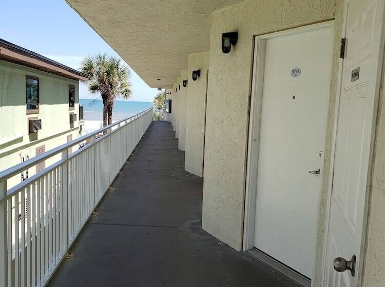 فندق Flamingo Inn Beachfront