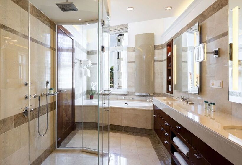 Grand Hotel Vilnius, Curio Collection By Hilton