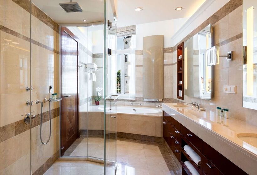 Grand Hotel Vilnius, Curio Collection By Hilton