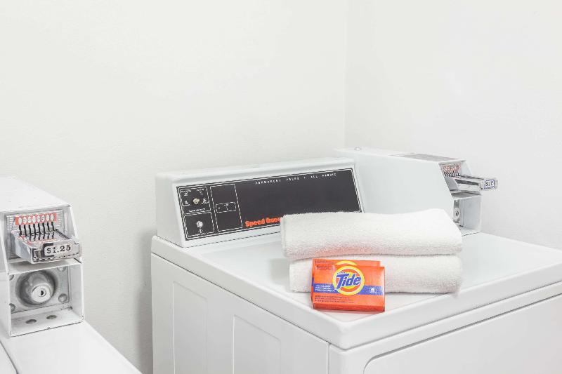 فندق Harbor Inn & Suites