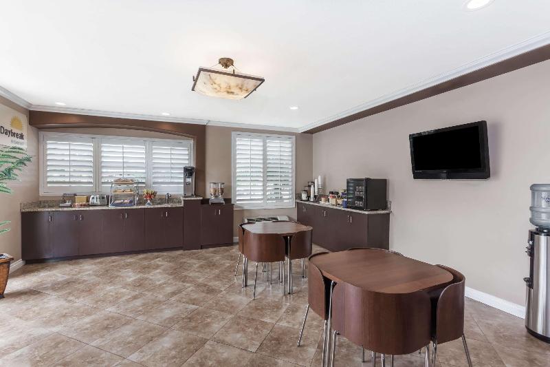 فندق Harbor Inn & Suites