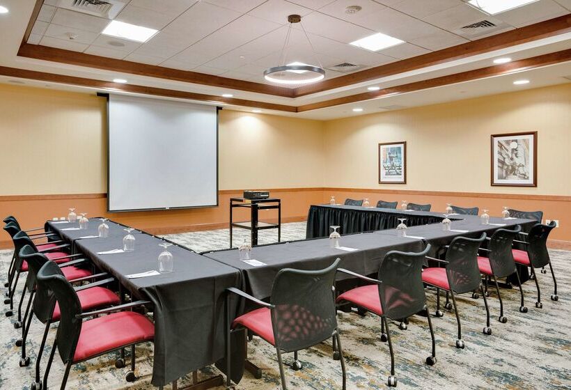 בית מלון כפרי Hilton Garden Inn Milwaukee Airport