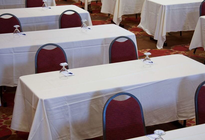 هتل Hilton Garden Inn Milwaukee Airport