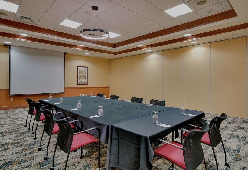 בית מלון כפרי Hilton Garden Inn Milwaukee Airport