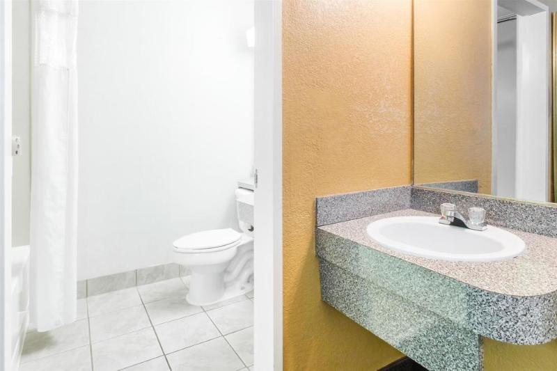 فندق Howard Johnson By Wyndham Lake City