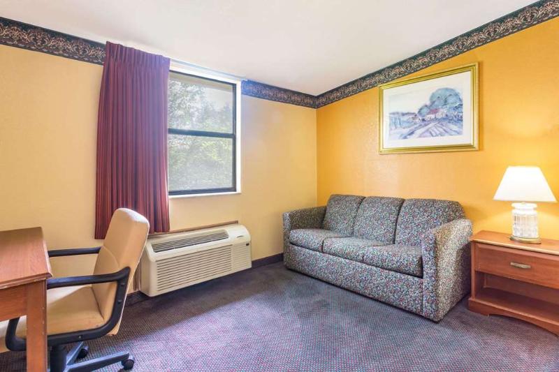 فندق Howard Johnson By Wyndham Lake City