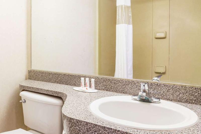 فندق Howard Johnson By Wyndham Lake City