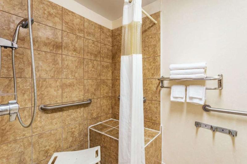 فندق Howard Johnson By Wyndham Lake City