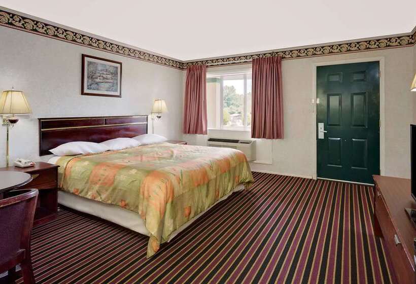 בית מלון כפרי Knights Inn Madison Heights