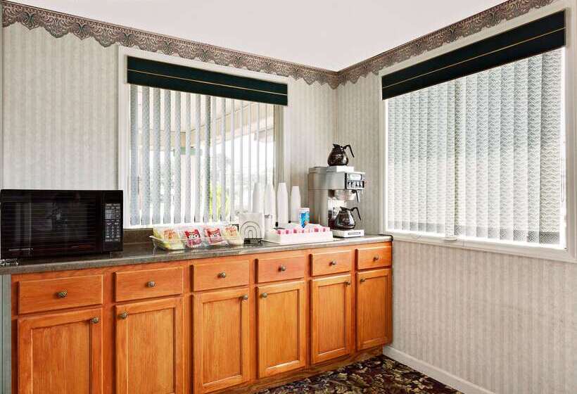 בית מלון כפרי Knights Inn Madison Heights