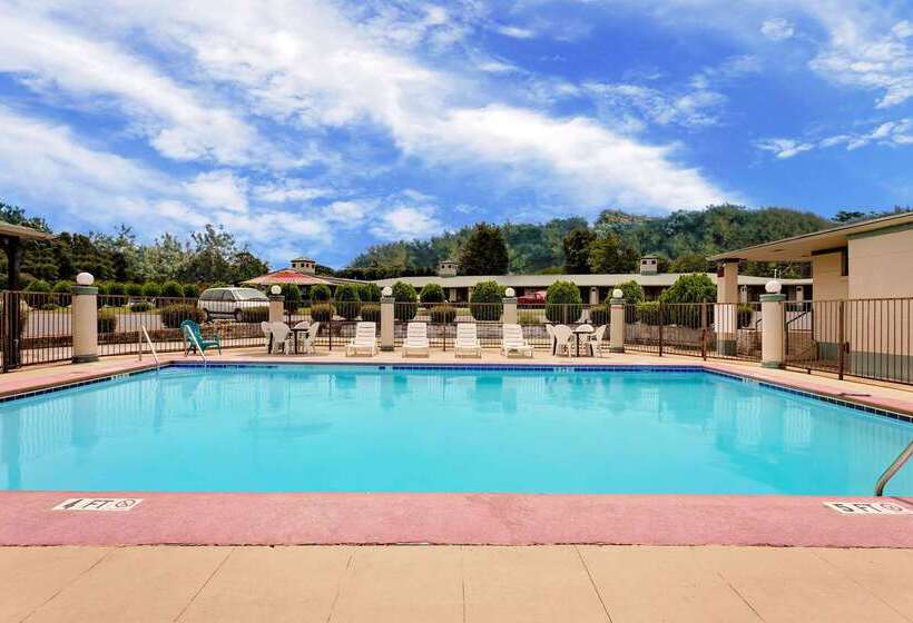 בית מלון כפרי Knights Inn Madison Heights