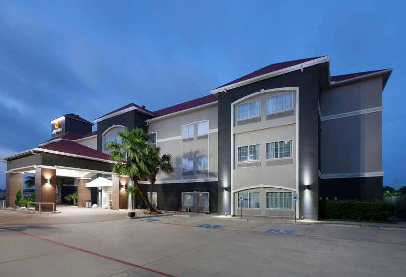 Отель La Quinta By Wyndham Houston New Caney