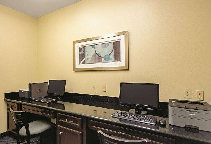 Отель La Quinta By Wyndham Houston New Caney