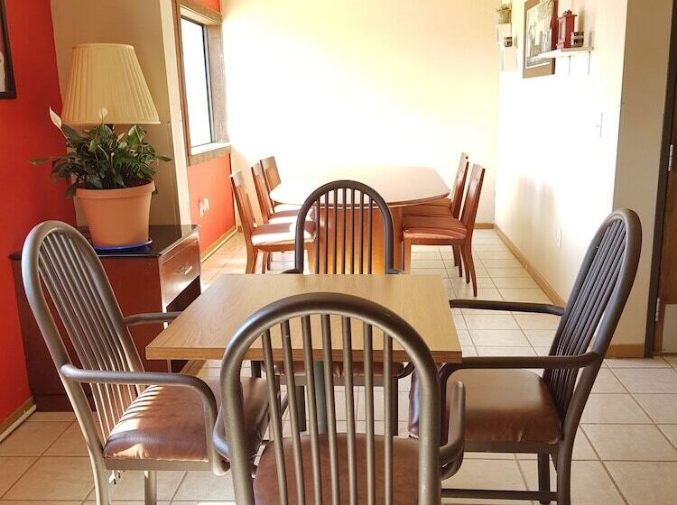 בית מלון כפרי Le Mars Inn And Suites