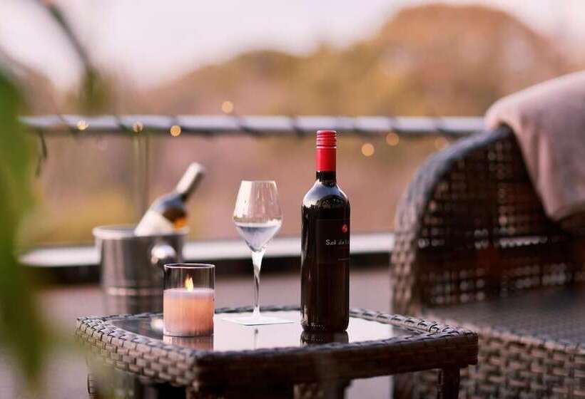 בית מלון כפרי Minamisenri Crystal