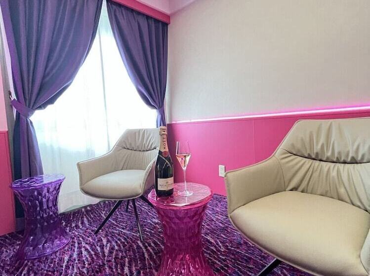 בית מלון כפרי Minamisenri Crystal