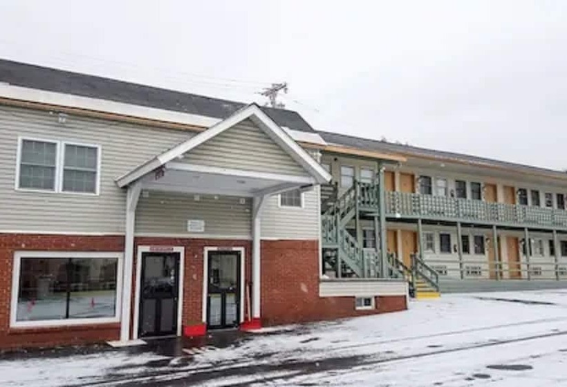 בית מלון כפרי Northway Inn Queensbury   Lake George