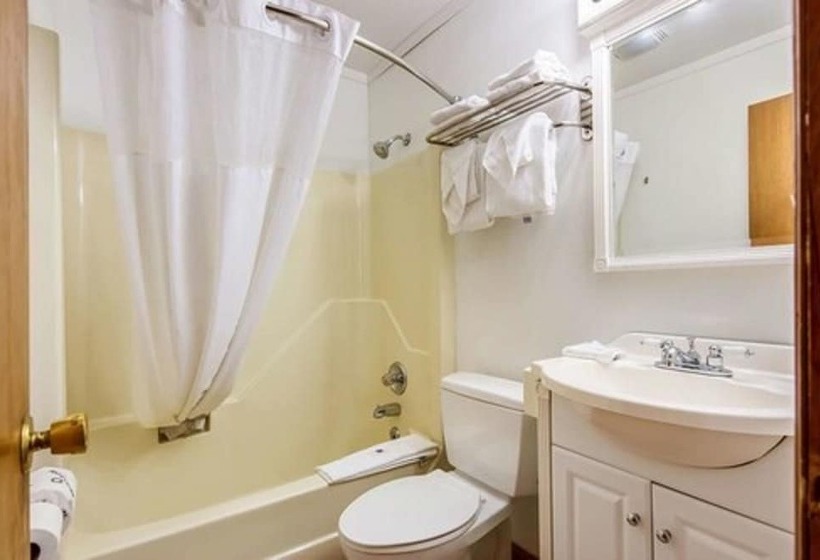 בית מלון כפרי Northway Inn Queensbury   Lake George